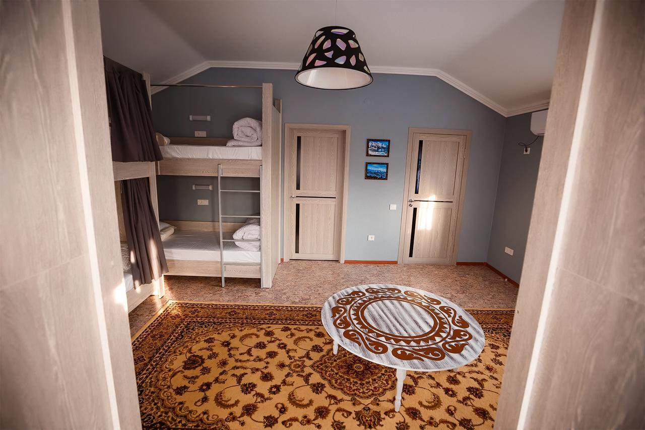 Mountain Road Hostel Алмати Екстер'єр фото