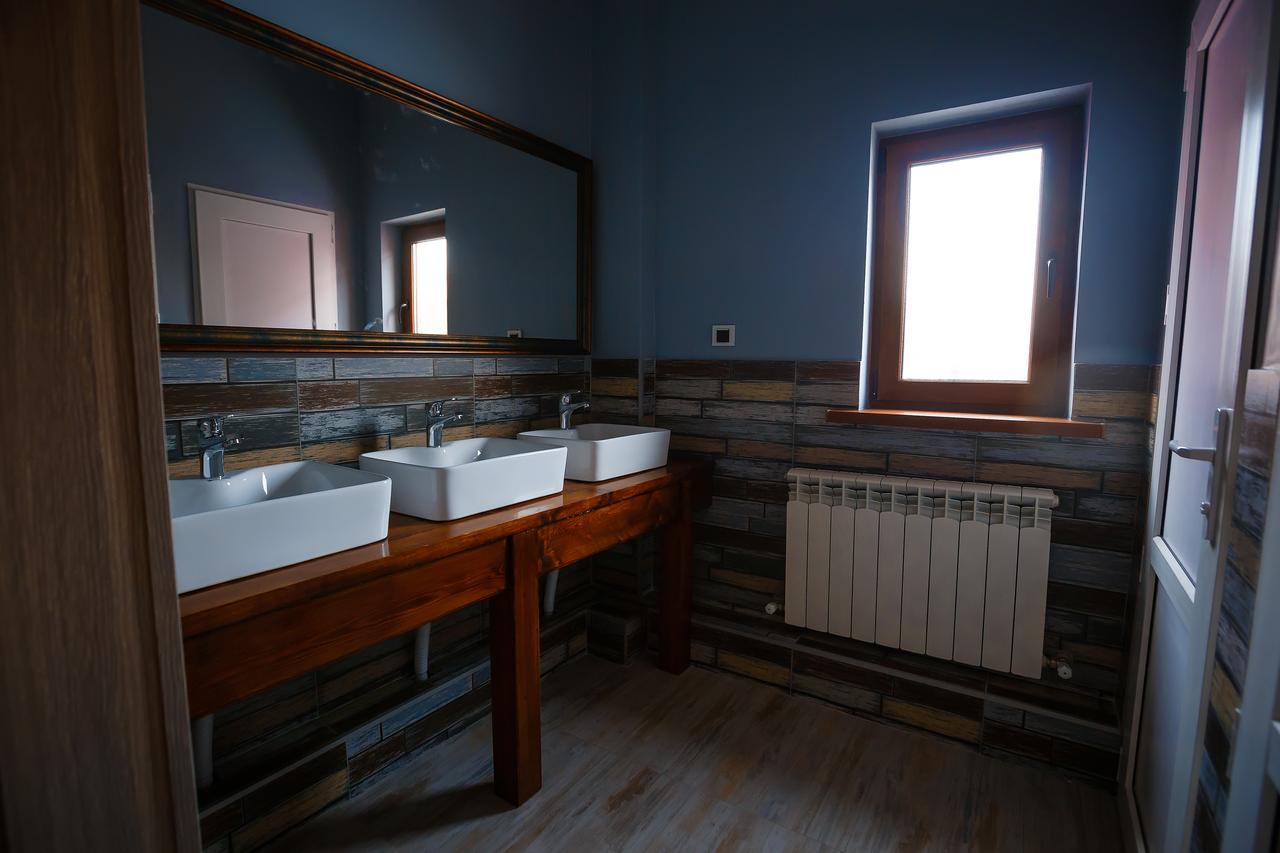 Mountain Road Hostel Алмати Екстер'єр фото