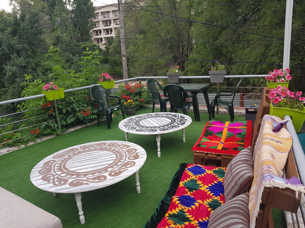 Mountain Road Hostel Алмати Екстер'єр фото