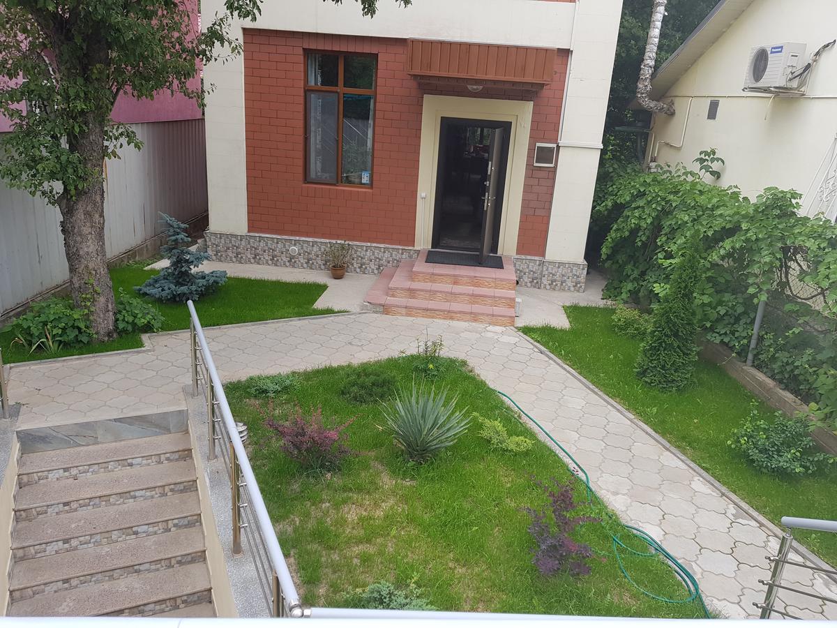 Mountain Road Hostel Алмати Екстер'єр фото