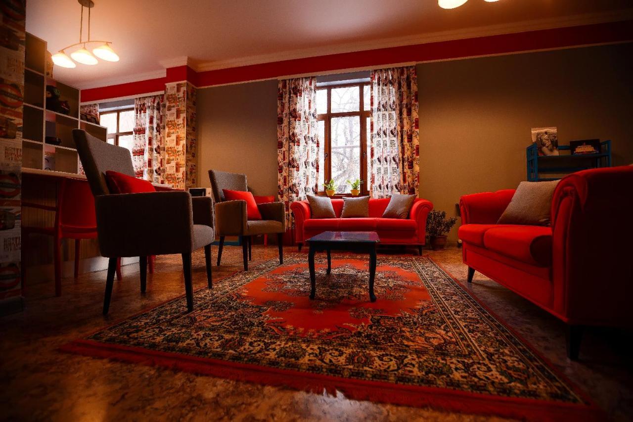 Mountain Road Hostel Алмати Екстер'єр фото